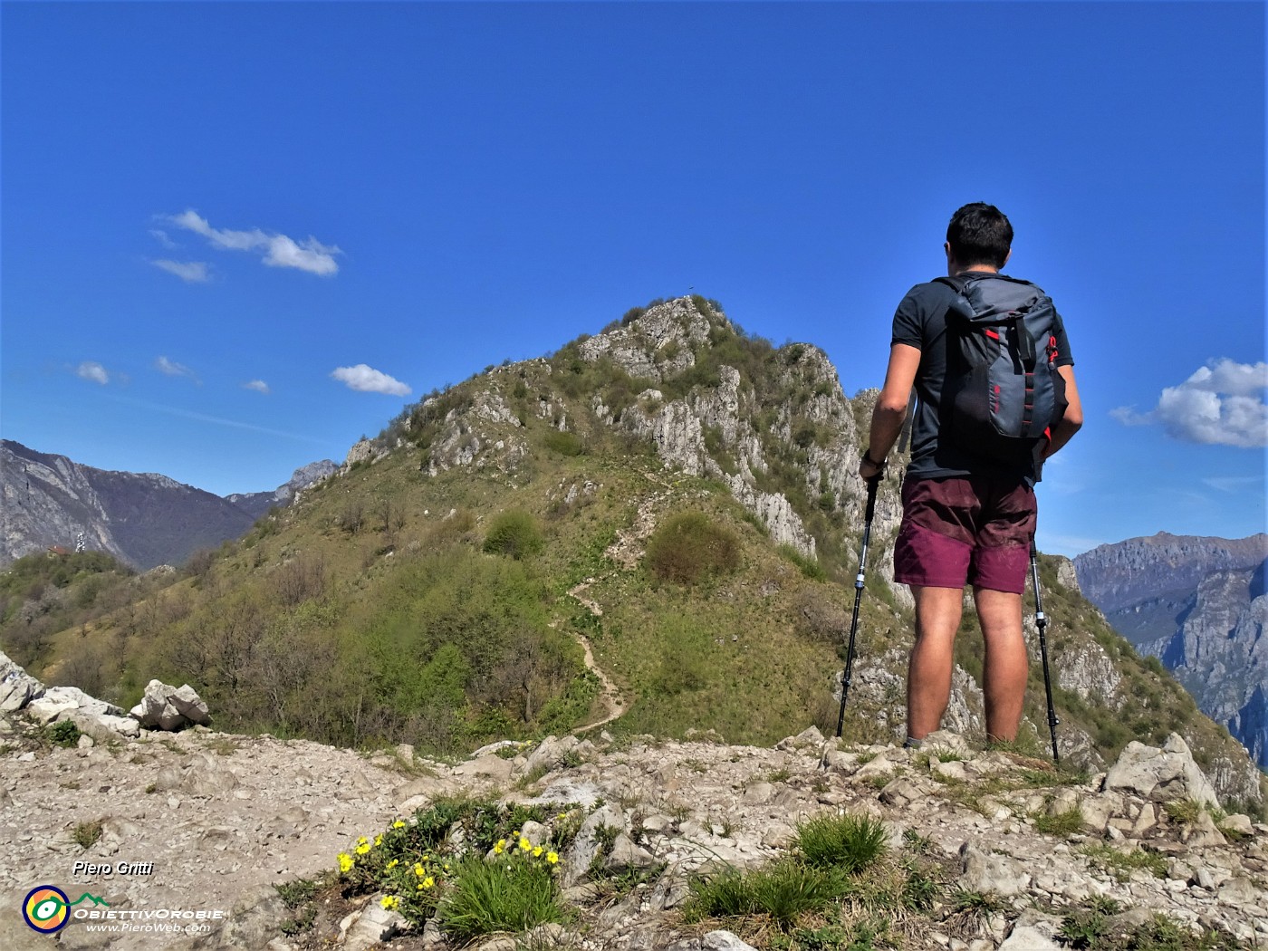 29 Dalla cima del Secondo Corno (791 m) vista sul Primo Corno e Vetta del Barro.JPG